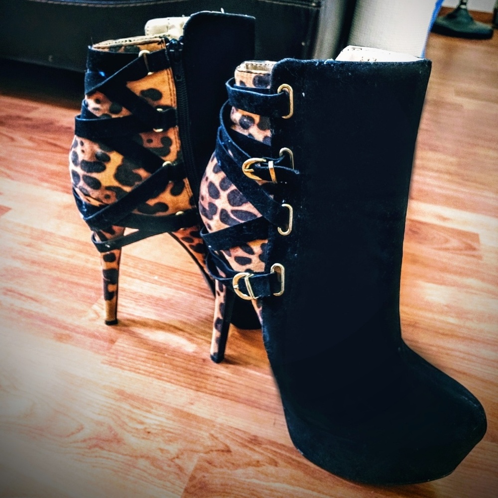 *SOLD* Hot!! leopard boots 9 🐆!!